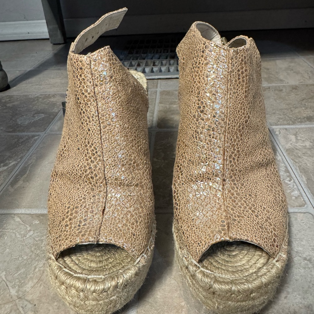 Kenneth Cole Olivia Rosegold Peep Toe Wedge Size 6